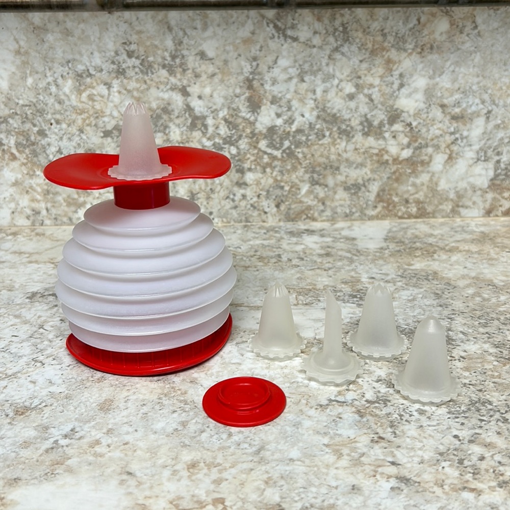 Tupperware Squeeze It Cake Decorator